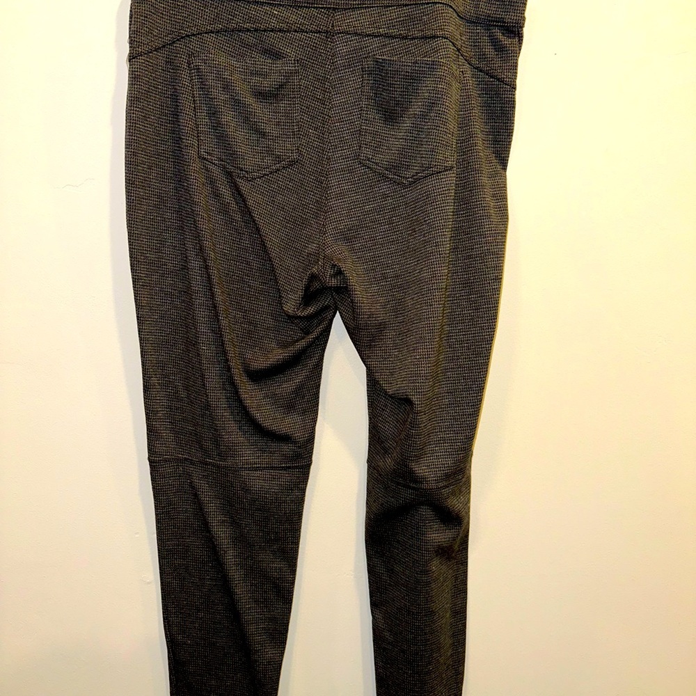 Lauren Conrad. Stretch legging with back pocket. Size XL. houndstooth print.